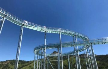 玻璃水滑道——2023年網(wǎng)紅景區(qū)必備的游樂設施